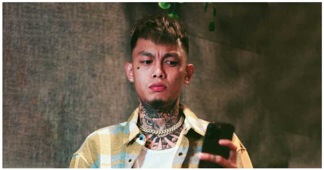 Skusta Clee, sinabihan si Vanessa Raval na ibunyag kung sino ang ka-chat niya Skusta Clee, sinabihan si Vanessa Raval na ibunyag kung sino ang ka-chat niya