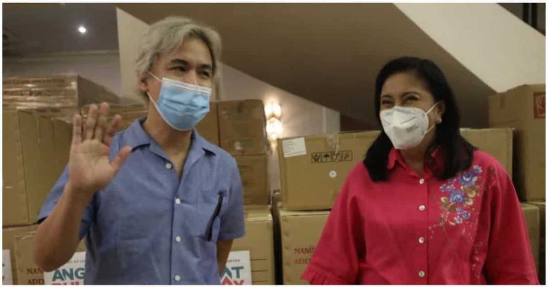 Ely Buendia, binisita si VP Leni at niregaluhan ito ng Eraserheads limited edition vinyl Ely Buendia, binisita si VP Leni at niregaluhan ito ng Eraserheads limited edition vinyl