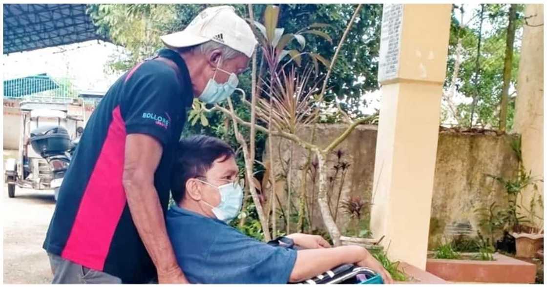 50-anyos na anak na naka-wheelchair, matiyagang sinasamahan ng kanyang mabuting ama 50-anyos na anak na naka-wheelchair, matiyagang sinasamahan ng kanyang mabuting ama