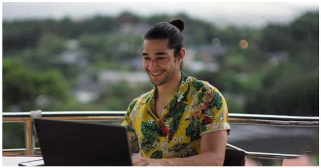 Wil Dasovich, posts about “bulaklakaw” after Alodia Gosiengfiao’s viral pic with flower bouquet Wil Dasovich, posts about “bulaklakaw” after Alodia Gosiengfiao’s viral pic with flower bouquet