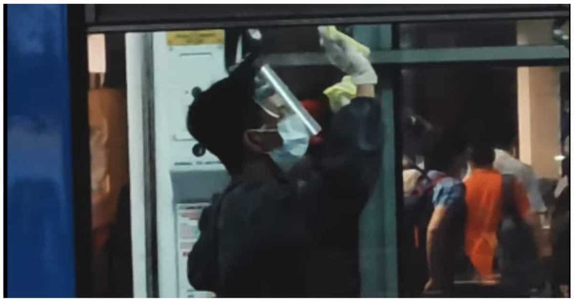 Cleaning staff ng MRT-3 sa viral video, tuluyan nang tinanggal sa trabaho Cleaning staff ng MRT-3 sa viral video, tuluyan nang tinanggal sa trabaho