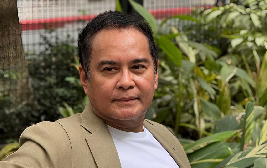 John Arcilla, napansin ang sirang mesa sa classroom: 'Asan ang budget sa edukasyon?' John Arcilla, napansin ang sirang mesa sa classroom: 'Asan ang budget sa edukasyon?'