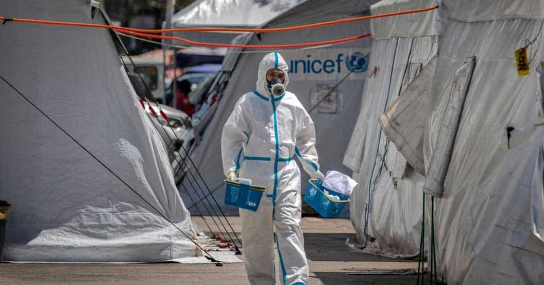 Kalunos-lunos na kalagayan ng mga pasyente sa NKTI, nakunan ng litrato; Karamihan nakahiga na lang sa pasilyo Kalunos-lunos na kalagayan ng mga pasyente sa NKTI, nakunan ng litrato; Karamihan nakahiga na lang sa pasilyo