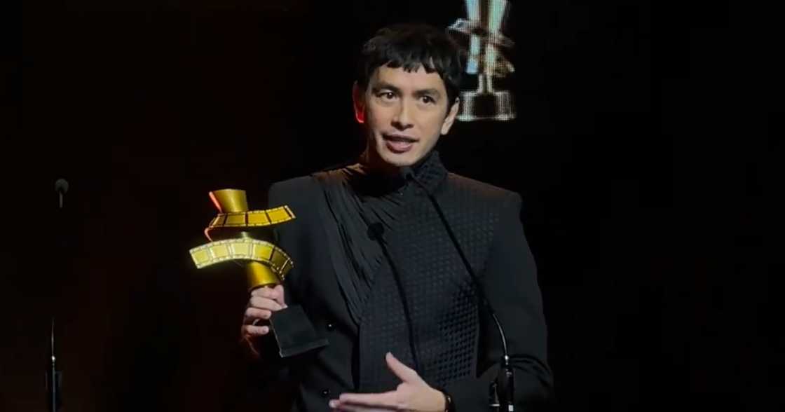 Rico Blanco, emosyonal sa unang acting award niya; may madamdaming acceptance speech (Screenshot from @ABSCBNNews) Rico Blanco, emosyonal sa unang acting award niya; may madamdaming acceptance speech (Screenshot from @ABSCBNNews)