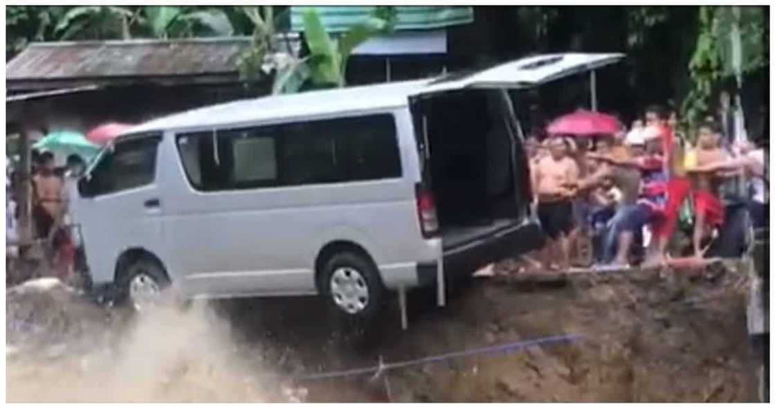 Video ng van na naligtas sa pagkakahulog sa rumaragasang tubig, viral