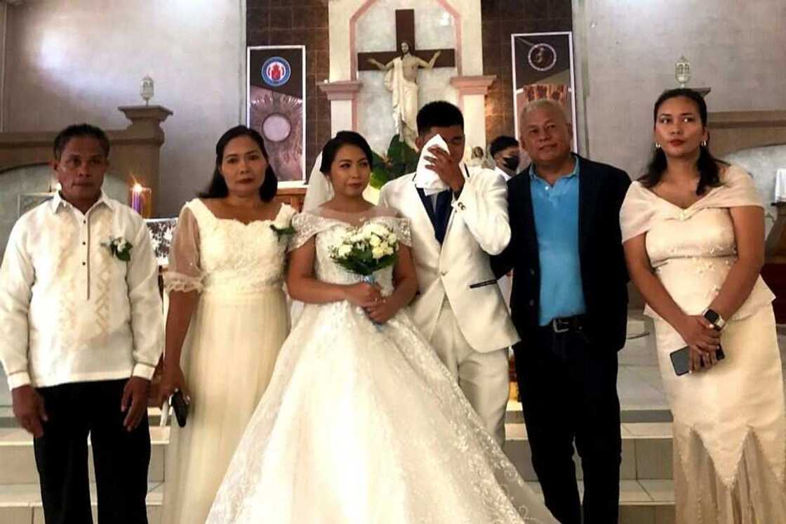 Viral na Negros Oriental couple, muling ikakasal sa tulong ng mga sponsors Viral na Negros Oriental couple, muling ikakasal sa tulong ng mga sponsors