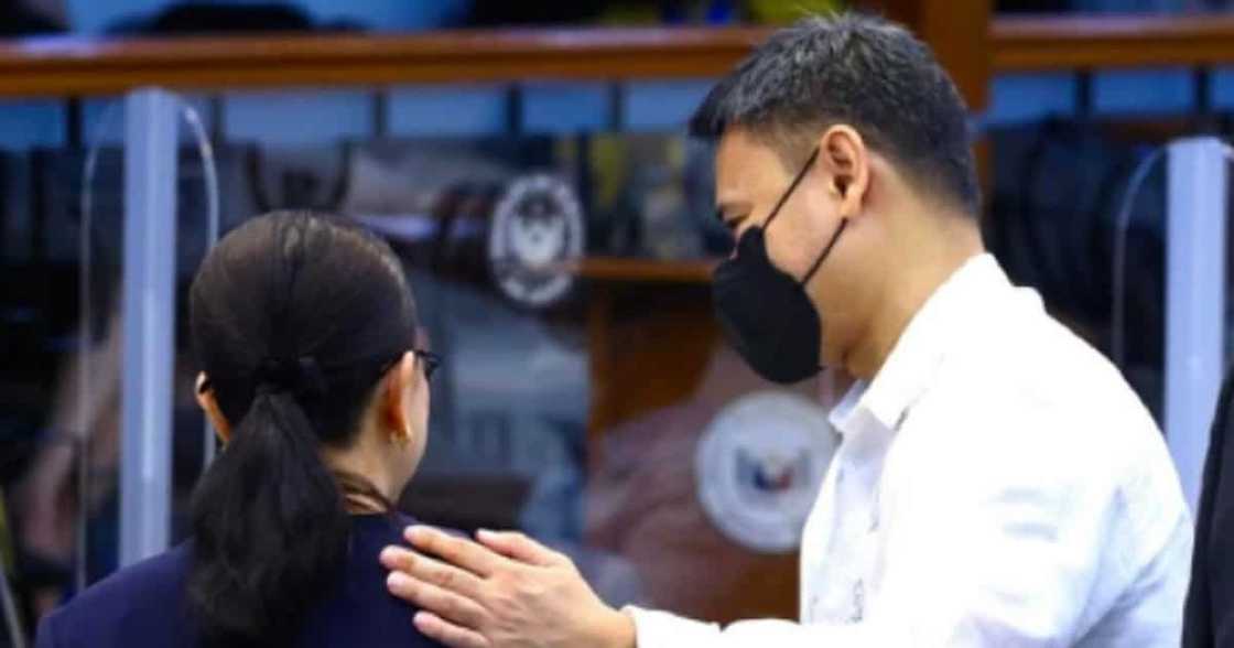 Grace Poe, emosyonal sa pag-comfort sa kanya ng mga kapwa senador Grace Poe, emosyonal sa pag-comfort sa kanya ng mga kapwa senador