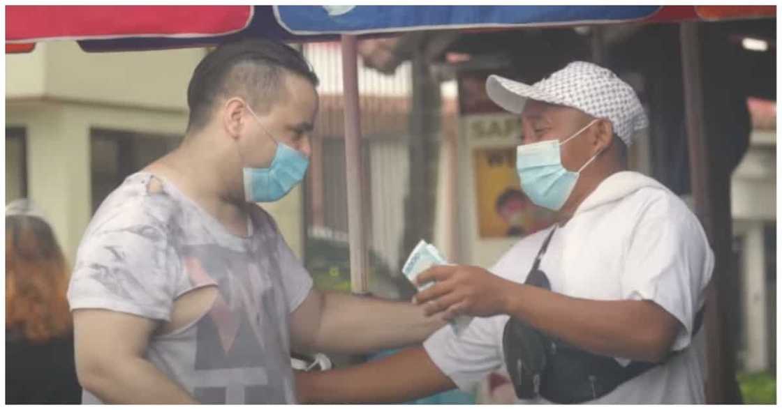Vlogger, namahagi ng nasa Php10,000 sa mga vendor na tumulong sa kanya Vlogger, namahagi ng nasa Php10,000 sa mga vendor na tumulong sa kanya