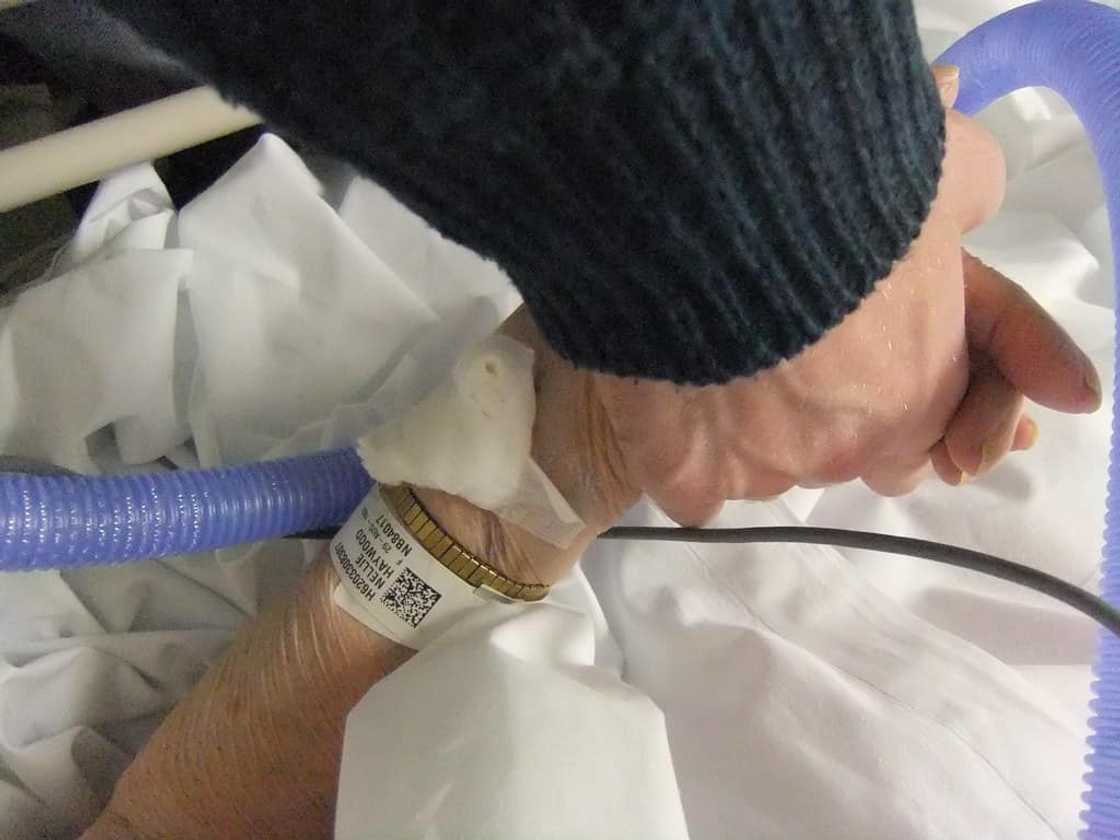 Anak, hindi iniwan ang nag-aagaw buhay na ina sa ospital sa kabila ng banta ng COVID-19 Anak, hindi iniwan ang nag-aagaw buhay na ina sa ospital sa kabila ng banta ng COVID-19