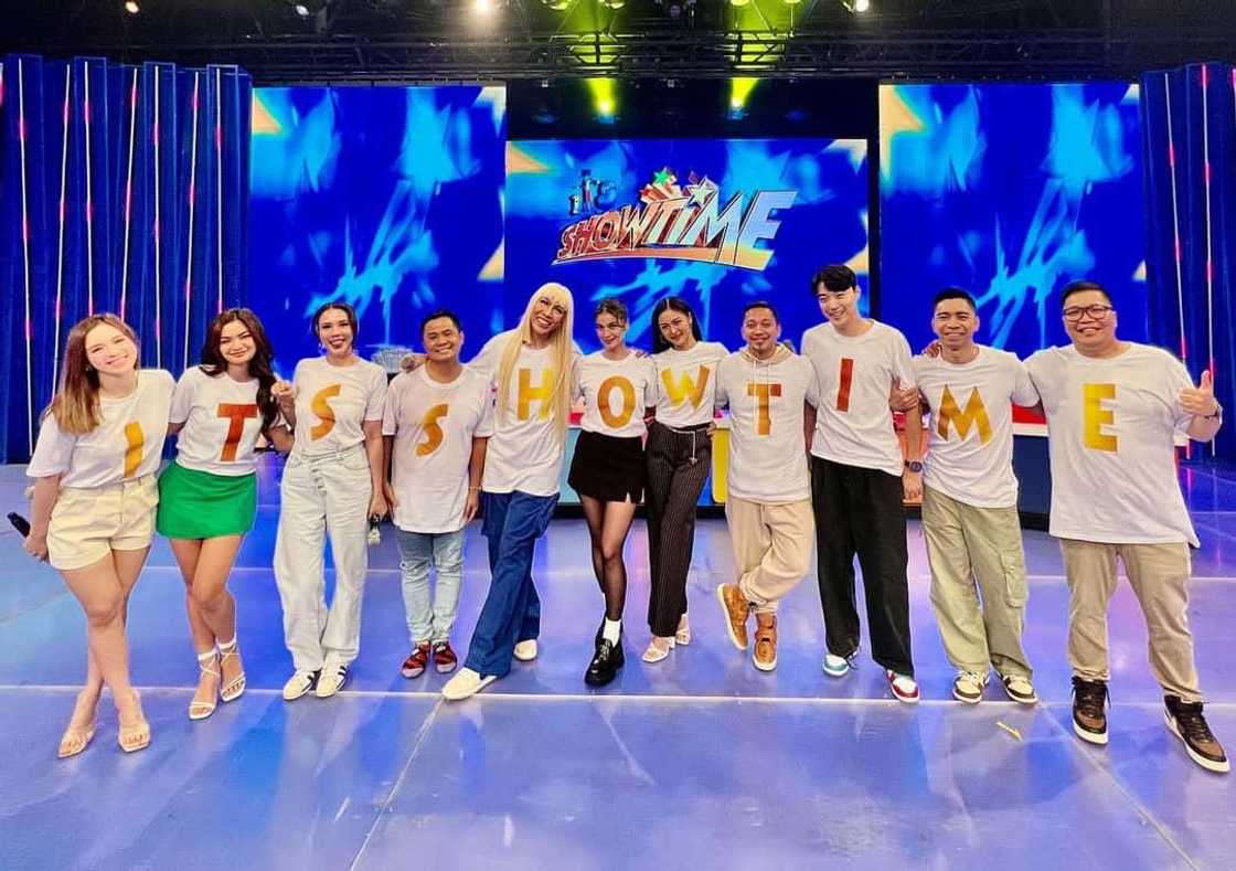 Video ng pagkanta ng mga GMA employees ng It's Showtime theme song, viral