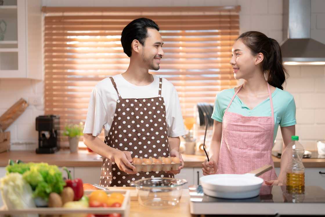 A couple cokking together A couple cokking together