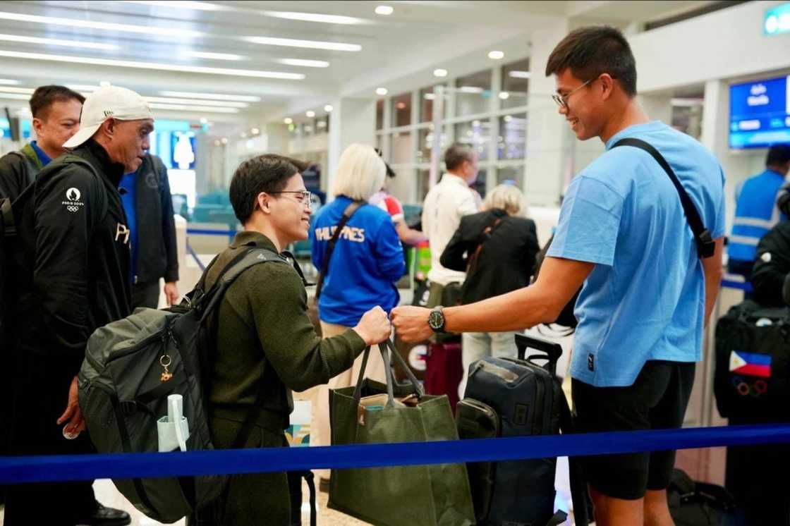 EJ Obiena, nagsalita kaugnay sa mga gawa-gawang kwento tungkol sa kanila ni Carlos Yulo EJ Obiena, nagsalita kaugnay sa mga gawa-gawang kwento tungkol sa kanila ni Carlos Yulo