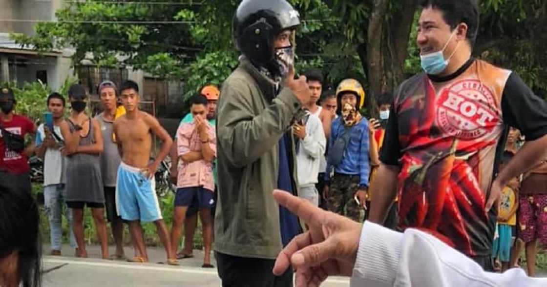 Anjo Yllana, tumulong sa mga biktima ng isang motorcycle-truck collision Anjo Yllana, tumulong sa mga biktima ng isang motorcycle-truck collision