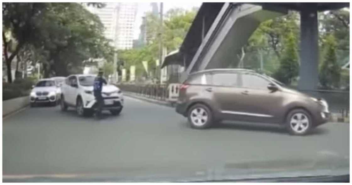 Video ng traffic enforcer na walang-awang ginulungan ng sasakyan, viral Video ng traffic enforcer na walang-awang ginulungan ng sasakyan, viral