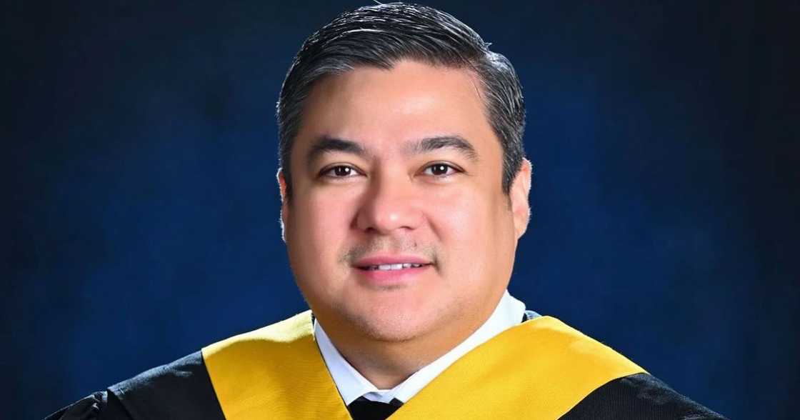 Jomari Yllana, finlex kanyang graduation photo; isa na ngayong master’s degree holder Jomari Yllana, finlex kanyang graduation photo; isa na ngayong master’s degree holder