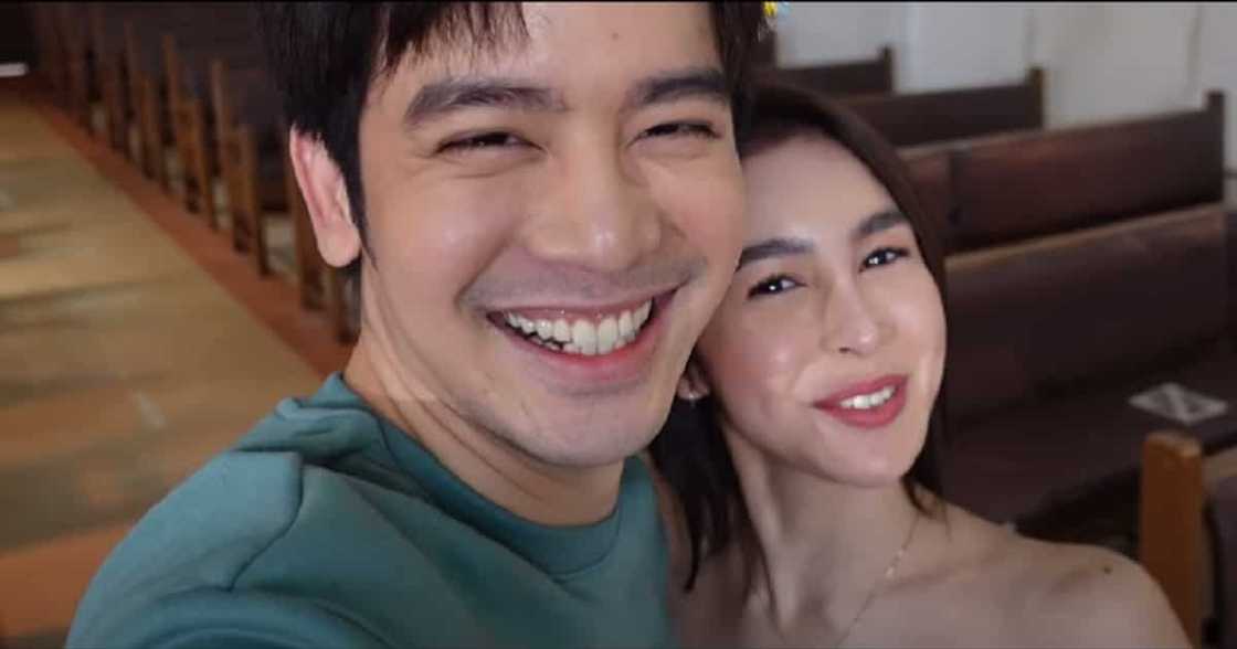 Kulitan nina Julia Barretto at Joshua Garcia sa set ng ‘Paubaya’, kinakiligan ng netizens Kulitan nina Julia Barretto at Joshua Garcia sa set ng ‘Paubaya’, kinakiligan ng netizens