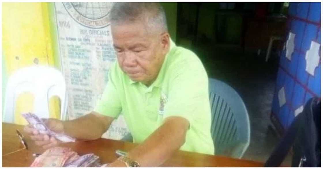 Barangay Chairman sa Palawan, minabuting ibahagi ang isang buwang sahod bilang ayuda Barangay Chairman sa Palawan, minabuting ibahagi ang isang buwang sahod bilang ayuda