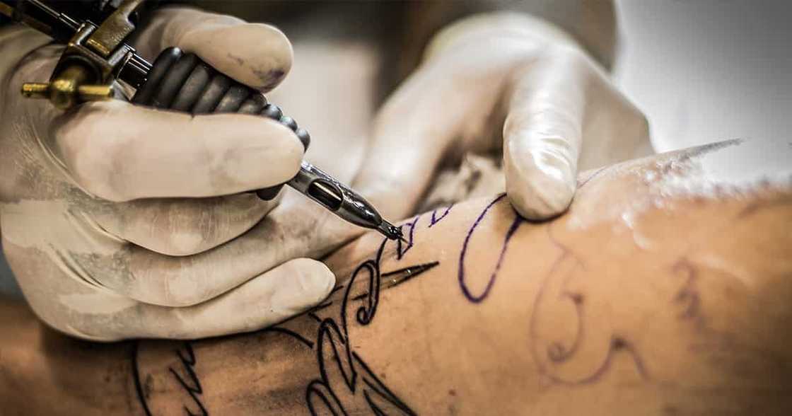 Sagot ng ina sa kanyang anak na ipina-tattoo ng huli, kinagiliwan ng netizens sa socmed Sagot ng ina sa kanyang anak na ipina-tattoo ng huli, kinagiliwan ng netizens sa socmed