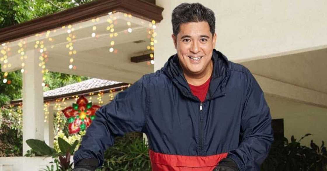 Aga Muhlach at buong pamilya nabakunahan na; Ani DILG, wala raw violation ang sabay-sabay nilang pagpapabakuna Aga Muhlach at buong pamilya nabakunahan na; Ani DILG, wala raw violation ang sabay-sabay nilang pagpapabakuna
