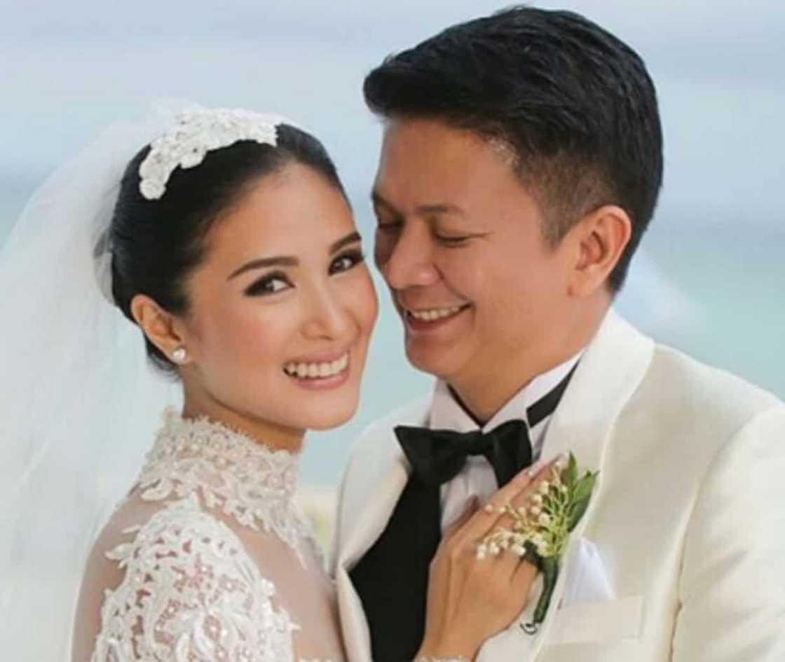 Netizens, windang sa "eating chicken with class" photo ni Heart Evangelista Netizens, windang sa "eating chicken with class" photo ni Heart Evangelista