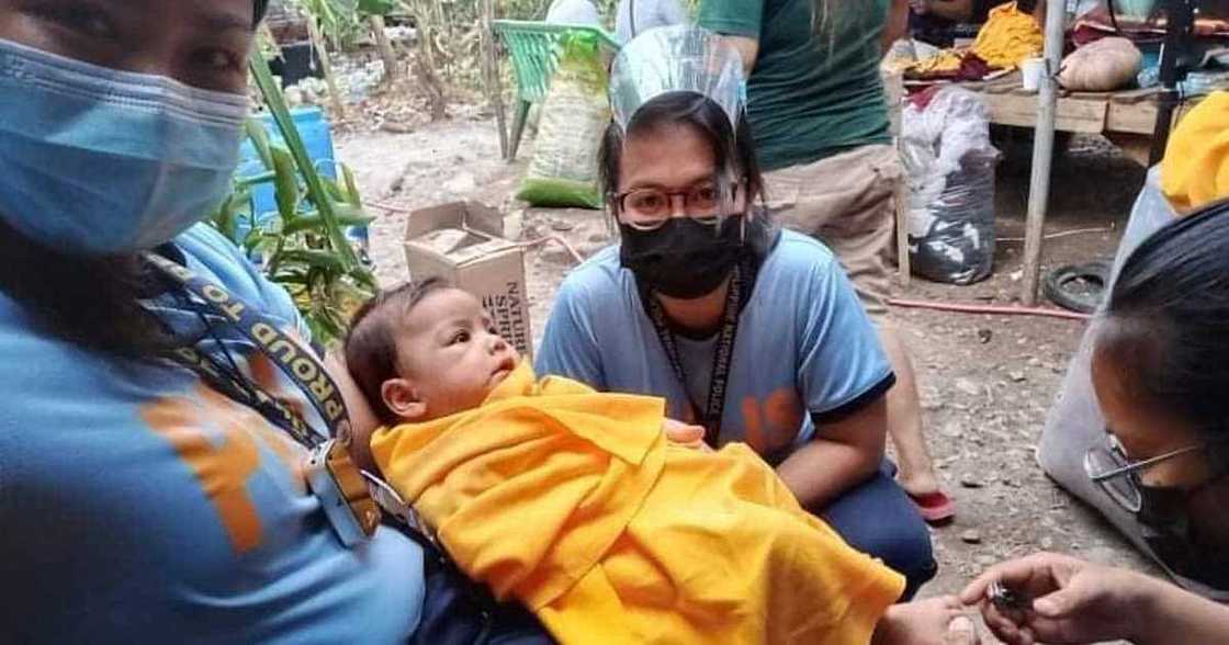 Police officer, pinadede ang gutom na sanggol na natagpuan niya matapos marinig ang malakas na iyak nito Police officer, pinadede ang gutom na sanggol na natagpuan niya matapos marinig ang malakas na iyak nito