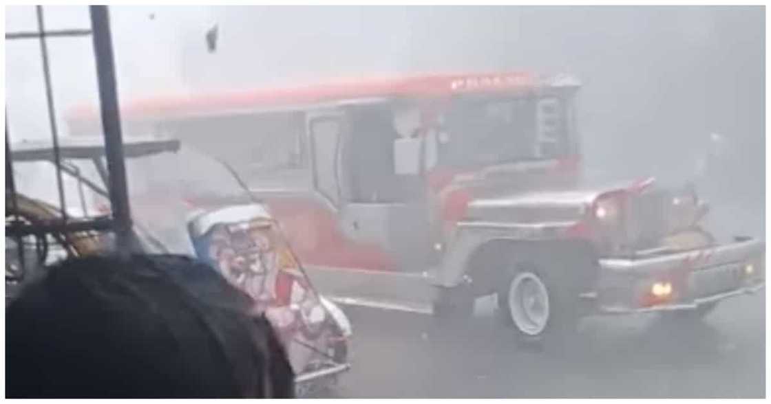Biglang buhos ng ulan at malakas na hangin, naranasan sa Caloocan Biglang buhos ng ulan at malakas na hangin, naranasan sa Caloocan
