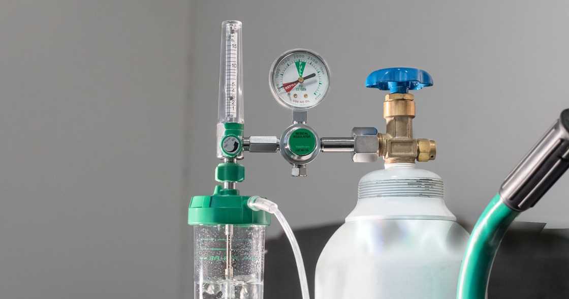 Pamilyang kapos, nag-imbento ng sariling oxygen para sa sakiting ama gamit mga ordinaryong bagay Pamilyang kapos, nag-imbento ng sariling oxygen para sa sakiting ama gamit mga ordinaryong bagay