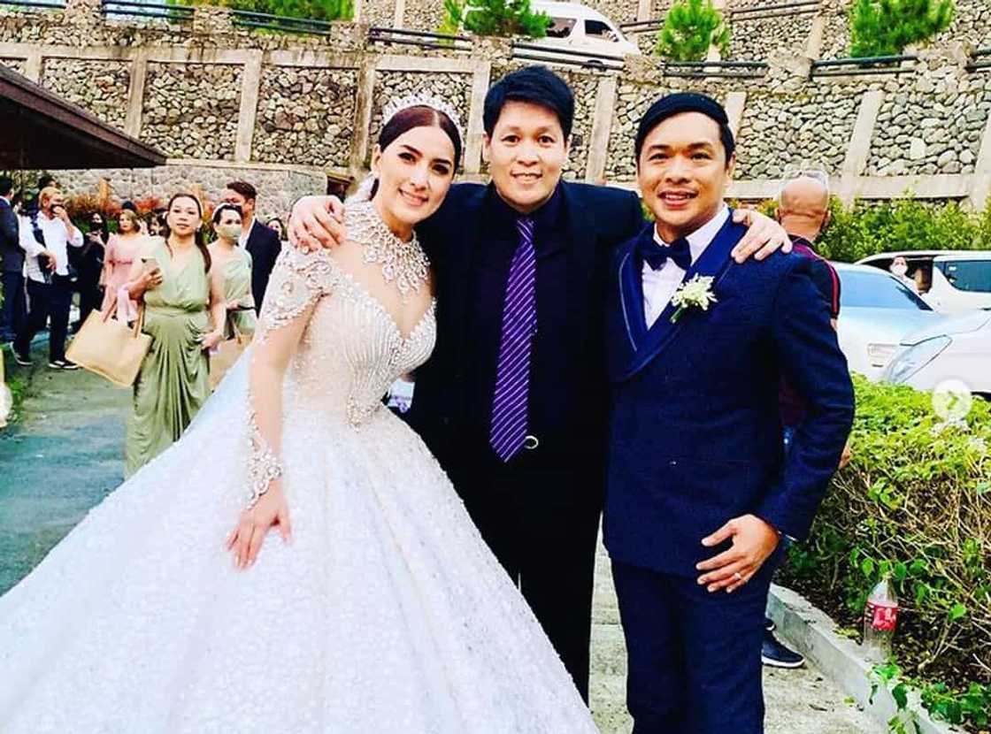 Netizens, nawindang sa Rolls Royce at Ferrari na ginamit sa kasal ni Ara Mina at Dave Almirez Netizens, nawindang sa Rolls Royce at Ferrari na ginamit sa kasal ni Ara Mina at Dave Almirez
