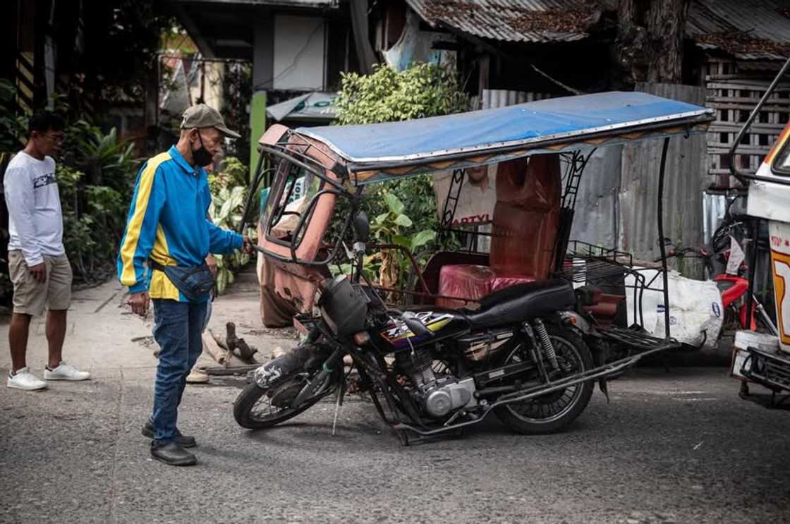 Matandang tricycle driver, nasangkot sa aksidente; netizens, naantig Matandang tricycle driver, nasangkot sa aksidente; netizens, naantig