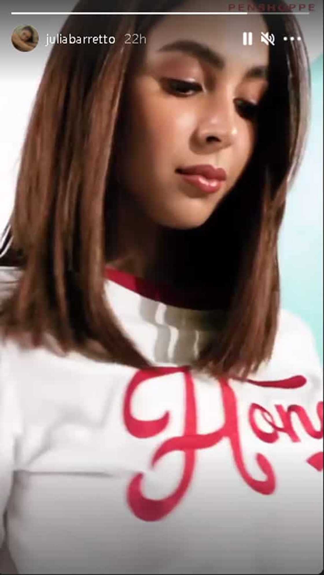 Bagong video ni Julia Barretto suot ang malaking oversized "Honey" shirt, viral na Bagong video ni Julia Barretto suot ang malaking oversized "Honey" shirt, viral na