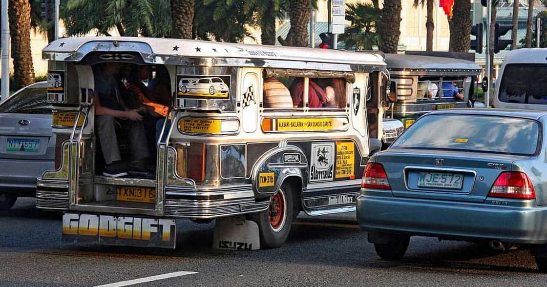 Photo of jewelry-laden woman riding jeepney holding wads of cash goes viral Photo of jewelry-laden woman riding jeepney holding wads of cash goes viral