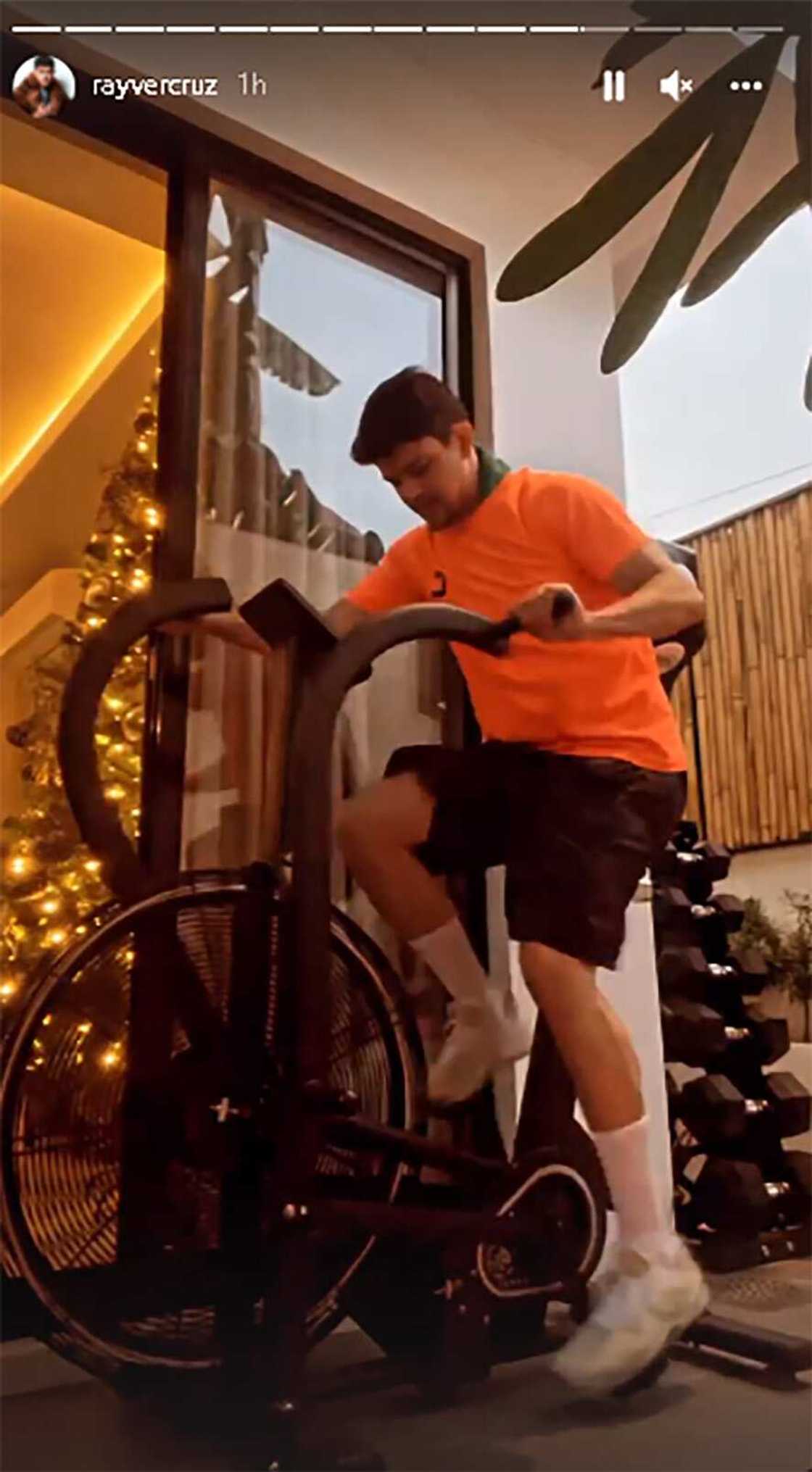 Rayver Cruz, binubuhos ang oras sa workout; wala pang pahayag sa usapang hiwalayan nila ni Janine Gutierrez Rayver Cruz, binubuhos ang oras sa workout; wala pang pahayag sa usapang hiwalayan nila ni Janine Gutierrez