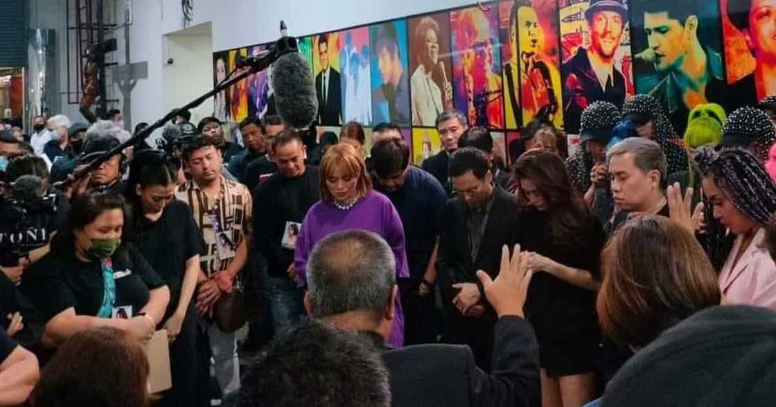 Toni Gonzaga, ipinag-pray over ng mga kasamahan sa backstage para sa kanyang 20th anniversary concert Toni Gonzaga, ipinag-pray over ng mga kasamahan sa backstage para sa kanyang 20th anniversary concert