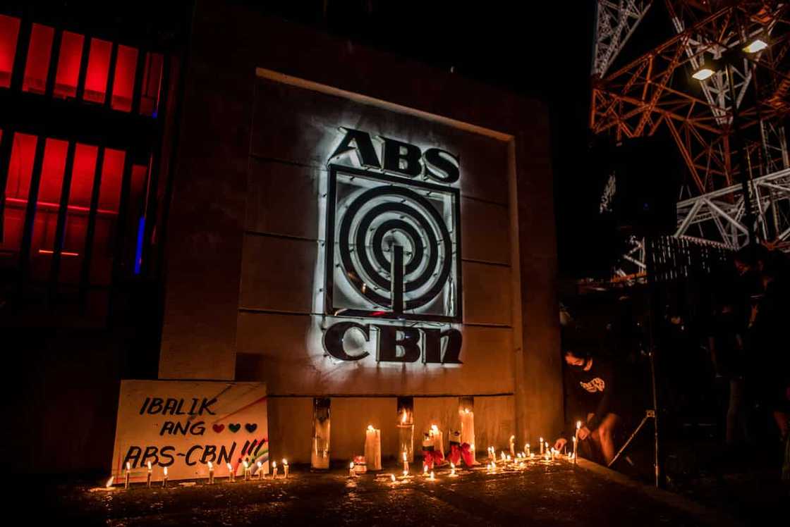 Tensiyon sa pagitan ng ABS-CBN crew at BBM-Sara supporters, nakuhanan ng video Tensiyon sa pagitan ng ABS-CBN crew at BBM-Sara supporters, nakuhanan ng video