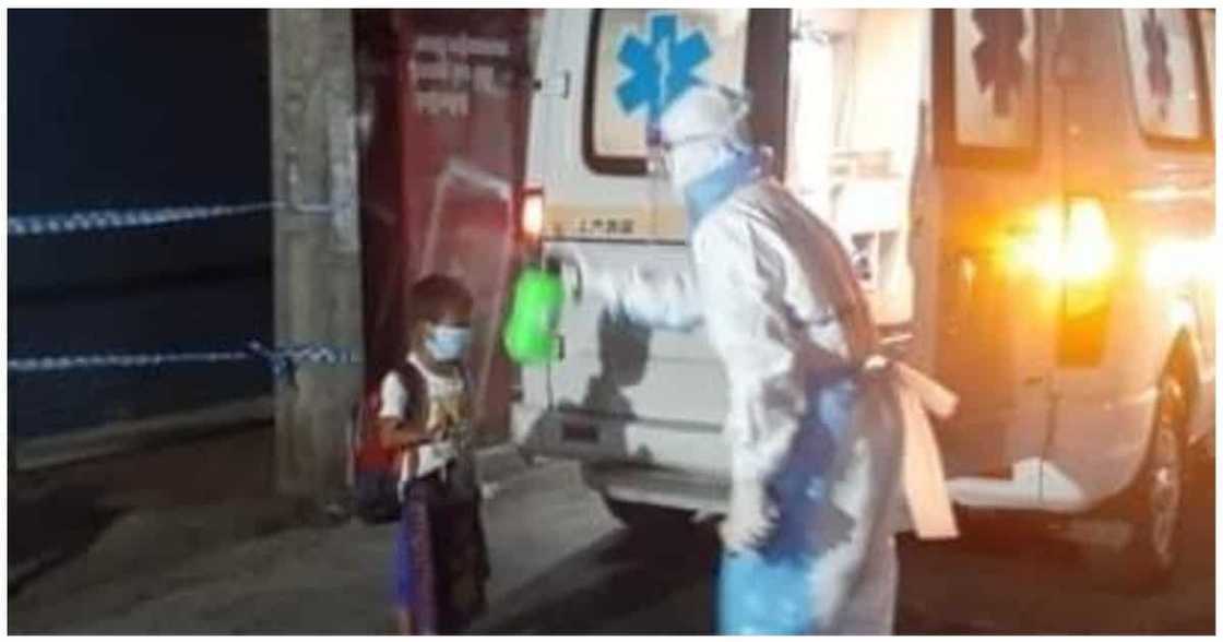 6-anyos na may COVID-19, mag-isang sinundo ng ambulansya para dalhin sa ospital 6-anyos na may COVID-19, mag-isang sinundo ng ambulansya para dalhin sa ospital
