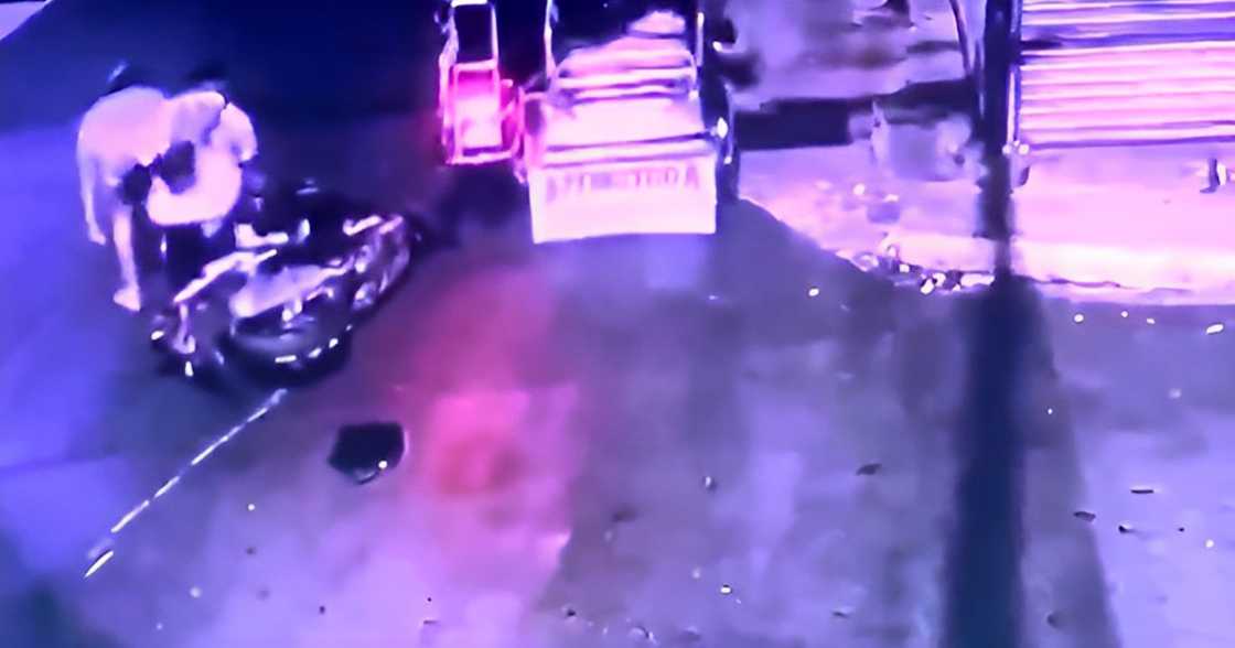 Snatchers sa Antipolo, nagulantang; biglang kumaripas ng takbo at iniwan ang motorsiklo at nakaw Snatchers sa Antipolo, nagulantang; biglang kumaripas ng takbo at iniwan ang motorsiklo at nakaw