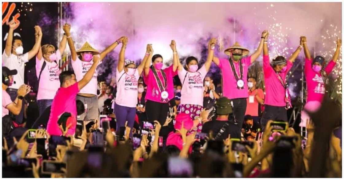 Sumilao farmers, itinaas ang kamay ng 'Leni-Kiko tandem' sa campaign rally sa Laguna Sumilao farmers, itinaas ang kamay ng 'Leni-Kiko tandem' sa campaign rally sa Laguna