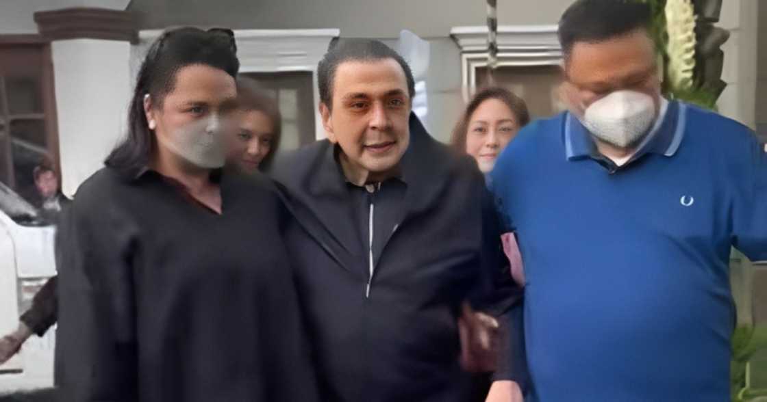 Video ni Erap Estrada na inaalalayan maglakad sa burol ni Gloria Romero, ibinahagi ng GMA News Video ni Erap Estrada na inaalalayan maglakad sa burol ni Gloria Romero, ibinahagi ng GMA News