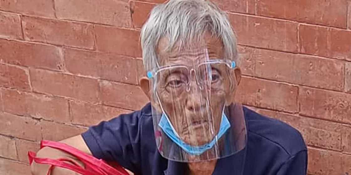 Lolong naghahanapbuhay sa lansangan sa gitna ng pandemya, umantig sa puso ng netizens Lolong naghahanapbuhay sa lansangan sa gitna ng pandemya, umantig sa puso ng netizens