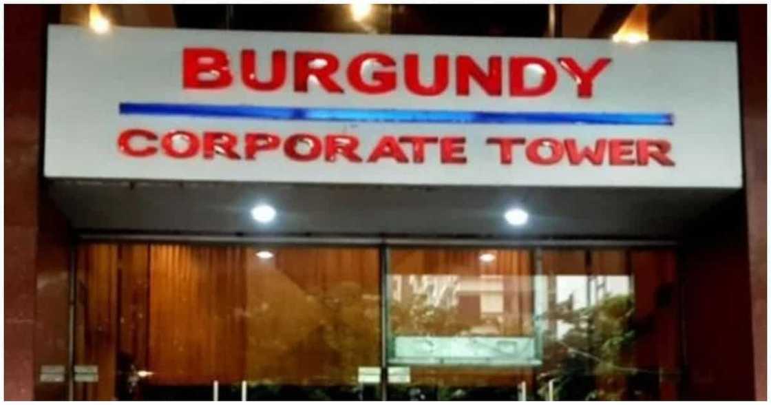 Dalawang installer, nasawi sa pagbagsak ng inaayos nilang elevator sa Makati Dalawang installer, nasawi sa pagbagsak ng inaayos nilang elevator sa Makati