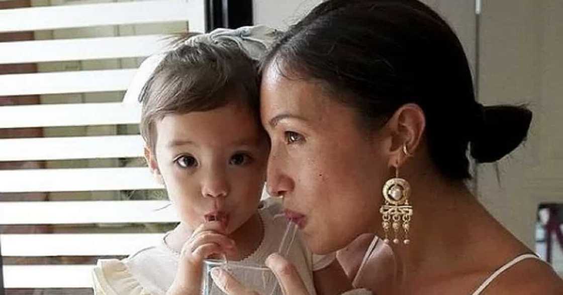 Video ni Solenn Heussaff na tumatakbo habang karga si baby Thylane, viral; view sa Spain, hinangaan Video ni Solenn Heussaff na tumatakbo habang karga si baby Thylane, viral; view sa Spain, hinangaan