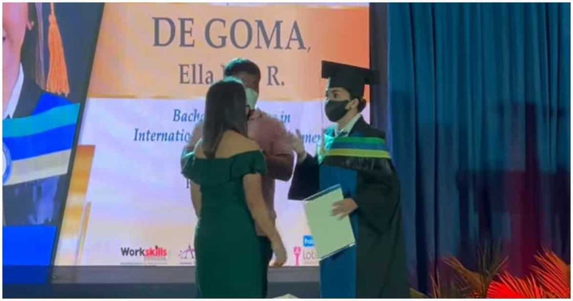 Honor student, emosyonal sa kanyang graduation day nang biglang sumulpot ang inang OFW Honor student, emosyonal sa kanyang graduation day nang biglang sumulpot ang inang OFW