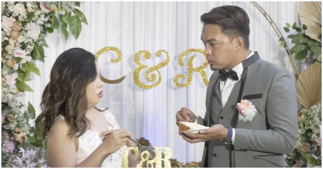 Reaksyon ng bride sa cake-cutting moment nila ng groom, kinagiliwan ng netizens Reaksyon ng bride sa cake-cutting moment nila ng groom, kinagiliwan ng netizens