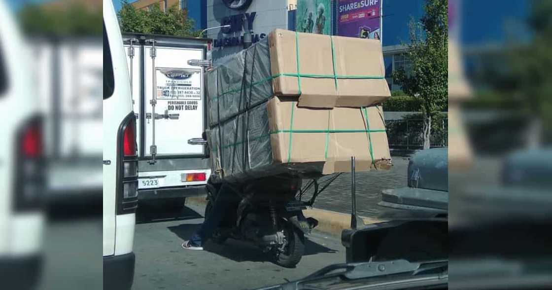 Photo of delivery rider with enormous package on motorcycle goes viral Photo of delivery rider with enormous package on motorcycle goes viral