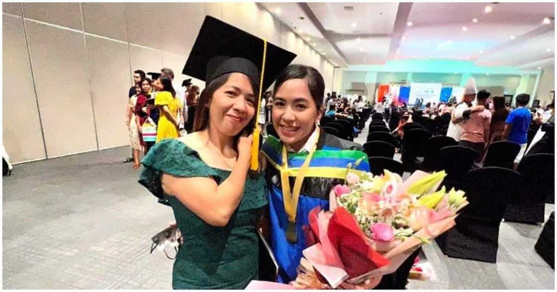 Honor student, emosyonal sa kanyang graduation day nang biglang sumulpot ang inang OFW Honor student, emosyonal sa kanyang graduation day nang biglang sumulpot ang inang OFW