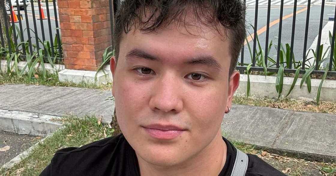 Pics ni JK Labajo na nasa loob ng ambulansya, ikinabahala ng fans Pics ni JK Labajo na nasa loob ng ambulansya, ikinabahala ng fans