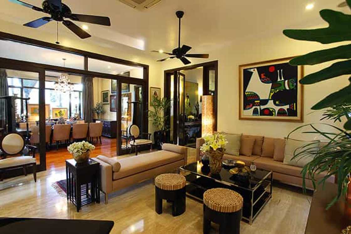 Grabe ang bongga ng "heritage house" ng superstar na ito! Grabe ang bongga ng "heritage house" ng superstar na ito!