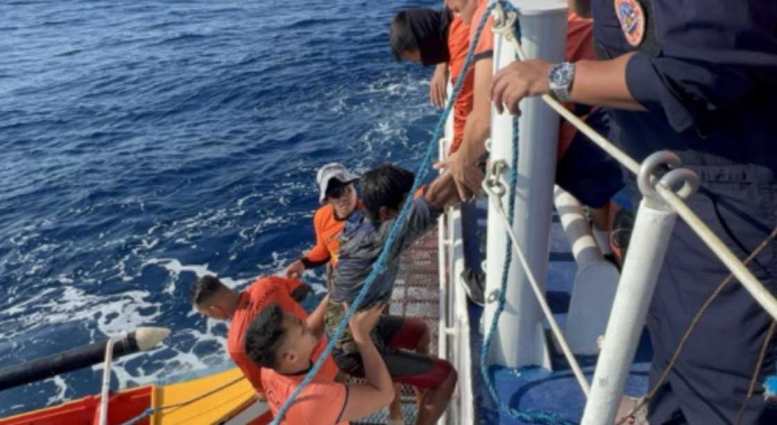 Mangingisda mula Zambales, natagpuang buhay matapos ang ilang araw Mangingisda mula Zambales, natagpuang buhay matapos ang ilang araw