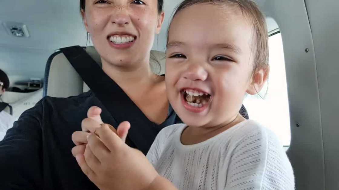 Tili, bahagyang natakot nang sunggaban ng kabayo ang binibigay niyang dayami Tili, bahagyang natakot nang sunggaban ng kabayo ang binibigay niyang dayami