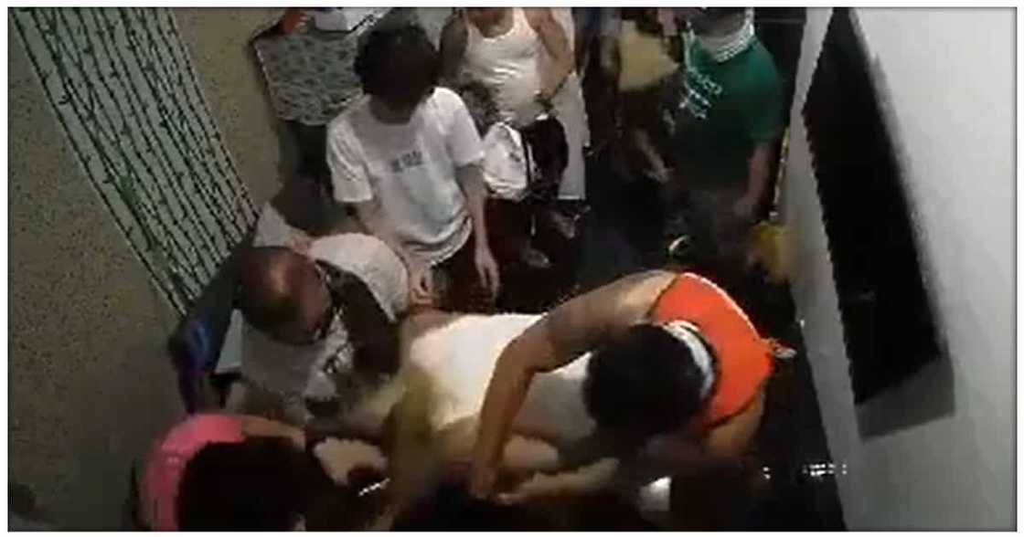 Pwersahang pagkuha sa isang babae sa kanilang bahay, sapul sa CCTV Pwersahang pagkuha sa isang babae sa kanilang bahay, sapul sa CCTV